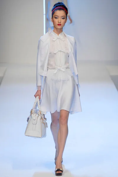 Look 16